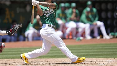Jace Peterson, de los Atléticos de Oakland, conecta un jonrón de dos carreras en el duelo del miércoles 19 de julio de 2023 ante los Medias Rojas de Boston (AP Foto/Jeff Chiu)