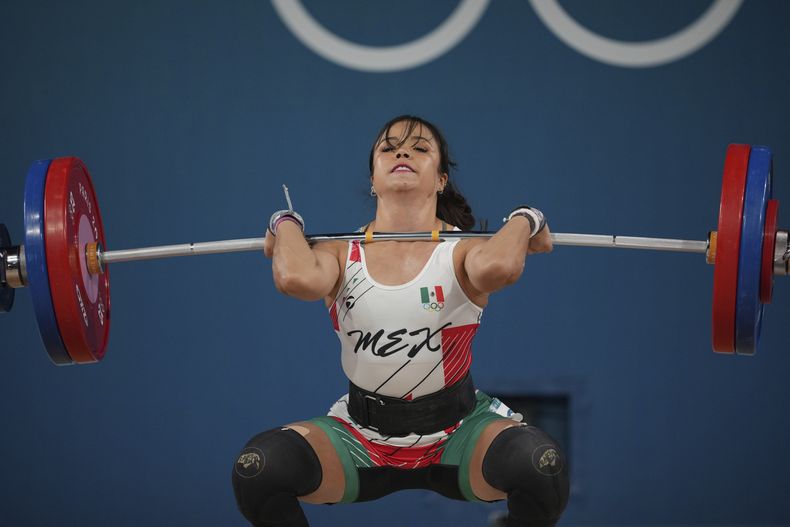 La mexicana Janeth Gómez en su competencia de halterofilia en la categoría de los 59 kg. de los Juegos Olímpicos, el jueves 8 de agosto de 2024, en París. (AP Foto/Kin Cheung)
