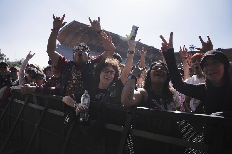 Fans ovacionan a la banda mexicana El Gran Silencio durante su presentación en la 25ª edición del festival de música Vive Latino en la Ciudad de México, el sábado 15 de marzo de 2025. (Foto AP/Aurea Del Rosario)