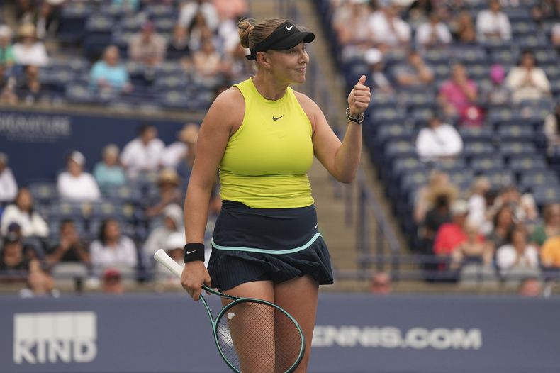 Amanda Anisimova, de Estados Unidos, gesticula durante su victoria sobre Aryna Sabalenka, de Bielorrusia, en el torneo de tenis National Bank Open en Toronto, el sábado 10 de agosto de 2024. (Chris Young/The Canadian Press vía AP)