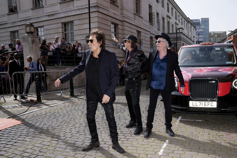 Ronnie Wood, de izquierda a derecha, Mick Jagger, y Keith Richards su llegada al anuncio del lanzamiento de su álbum Hackney Diamonds el miércoles 6 de septiembre de 2023 en Londres. (Scott Garfitt/Invision/AP)