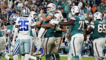 El pateaor de los Dolphins de Miami Jason Sanders (centro) celebra luego de concretar el gol de campo ganador en la segunda mitad del juego de la NFL ante los Cowboys de Dallas, el domingo 24 de diciembre de 2023, en Miami Gardens, Florida. (AP Foto/Rebecca Blackwell)