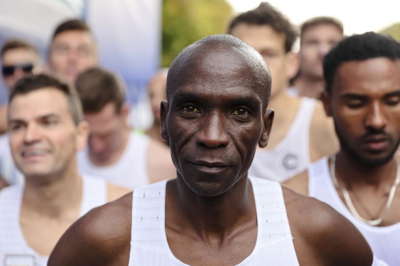 En esta imagen de archivo, Eliud Kipchoge (centro), espera el inicio del Maratón de Berlín, Alemania, el 25 de septiembre de 2022. (AP Foto/Christoph Soeder, archivo)