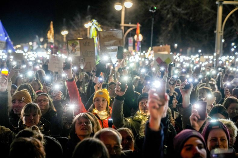 ARCHIVO - Gente sostiene sus celulares en una protesta contra el partido Alternativa por Alemania (AfD), y la ultraderecha ante la Puerta de Brandeburgo en Berlín, Alemania, el 25 de enero de 2025. (AP Foto/Ebrahim Noroozi, Archivo)