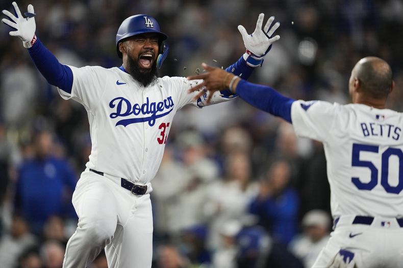 Teoscar Hernández, de los Dodgers de Los Ángeles, celebra con Mookie Betts (50) después de batear jonrón duante la tercera entrada del juego de béisbol en contra de los Marlins de Miami, en Los Ángeles, el lunes 6 de mayo de 2024. (AP Foto/Ashley Landis)