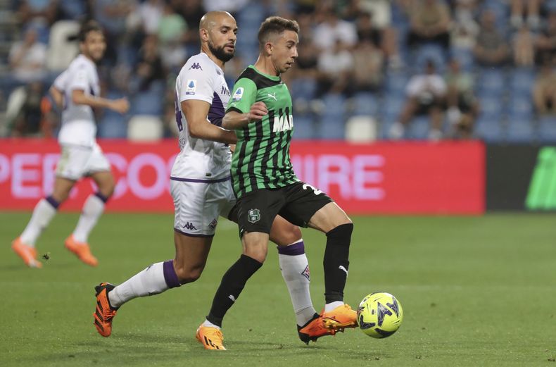 Alfred Duncan de la Fiorentina y Maxime Lopez del Sassuolo pelean por el balón en el encuentro de la Serie A el viernes 2 de junio del 2023. (Michele Nucci/LaPresse via AP)