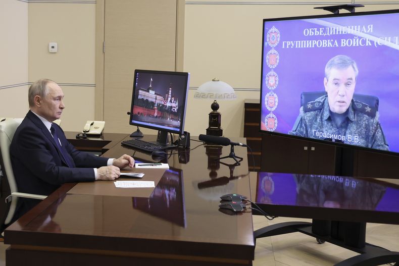 El presidente de Rusia, Vladímir Putin, escucha el reporte del jefe del Estado Mayor, el general Valery Gerasimov, sobre la expulsión de las tropas ucranianas de la región rusa de Kursk, durante una videoconferencia en su residencia de Novo-Ogaryovo, a las afueras de Moscú, el 26 de abril de 2025. (Alexander Kazakov, Sputnik, Kremlin Pool Foto vía AP)