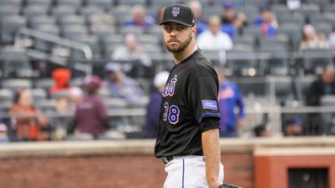 Tylor Megill, pitcher de los Mets de Nueva York, sale del terreno en el séptimo inning del juego ante los Filis de Filadelfia, el sábado 30 de septiembre de 2023 (AP Foto/Mary Altaffer)