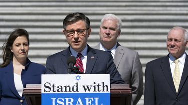 El presidente de la Cámara de Representantes de Estados Unidos, Mike Johnson, habla con los medios de comunicación junto a otros dirigentes republicanos, en el Capitolio, en Washington, el jueves 16 de mayo de 2024. (AP Foto/J. Scott Applewhite)