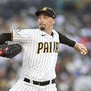 El pitcher abridor de los Padres de San Diego Blake Snell lanza en el primer inning de su juego de béisbol contra Los Angelinos de los Ángeles, el lunes 3 de julio de 2023 en San Diego. (AP Foto/Denis Poroy)
