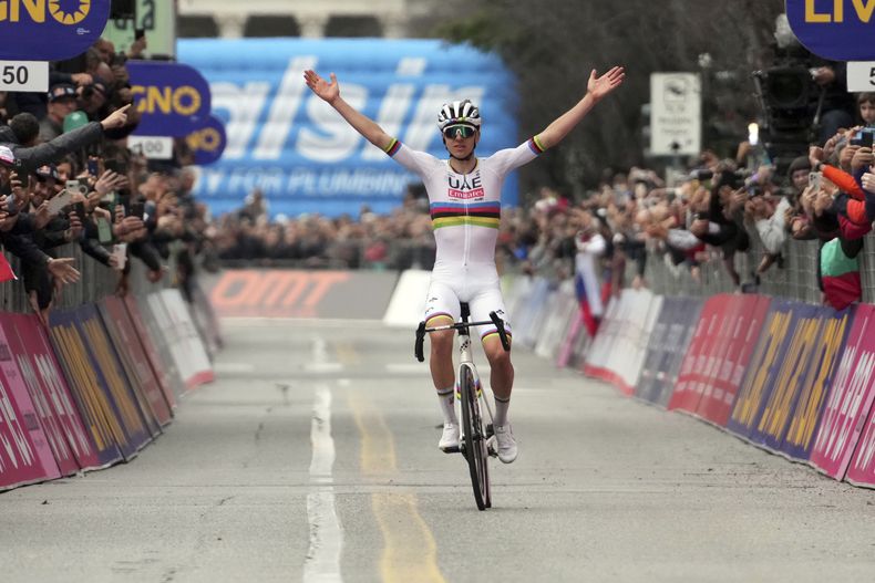 El esloveno Tadej Pogacar celebra al ganar el Tour de Lombardia en Como, Italia el sábado 12 de octubre del 2024. (Gian Mattia DAlberto/LaPresse via AP)