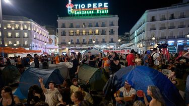Gente levanta carpas en una protesta tras el desahucio el miércoles anterior de una mujer de 87 años, para reclamar leyes más firmes que protejan a los inquilinos en la plaza de Puerta del Sol en Madrid, España, el sábado 26 de septiembre de 2026. (AP Foto/Manu Fernandez)