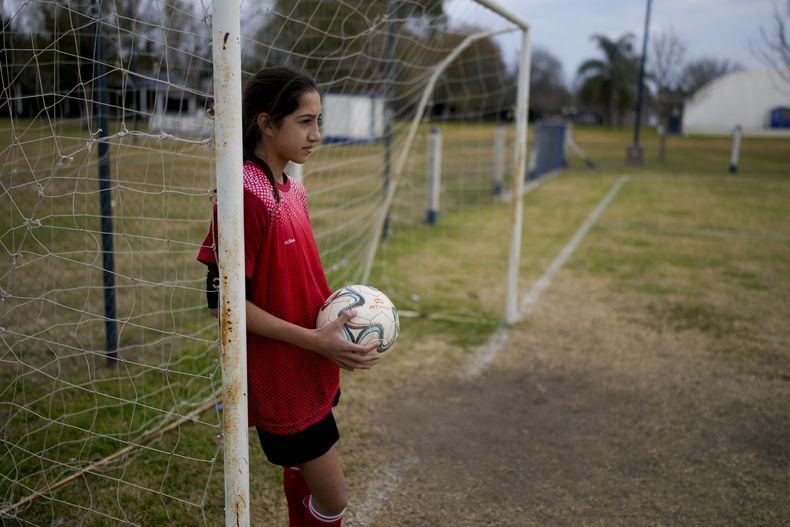 En foto del 19 de junio del 2023, Candelaria Cabrera, jugadora de 12 años del Huracán de Chabas, posa para un retrato antes del encuentro ante el Alumni in Arequito, Argentina. (AP Foto/Natacha Pisarenko)