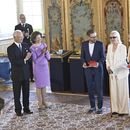 Los integrantes de ABBA Björn Ulvaeus, tercero de izquierda a derecha, Anni-Frid Lyngstad, Agnetha Fältskog y Benny Andersson reciben la Real Orden del Vasa de manos del rey Carlos Gustavo y la reina Silvia de Suecia por sus destacadas contribuciones a la música sueca e internacional en una ceremonia en el Palacio Real de Estocolmo el 31 de mayo (Henrik Montgomery/TT News Agency via AP)