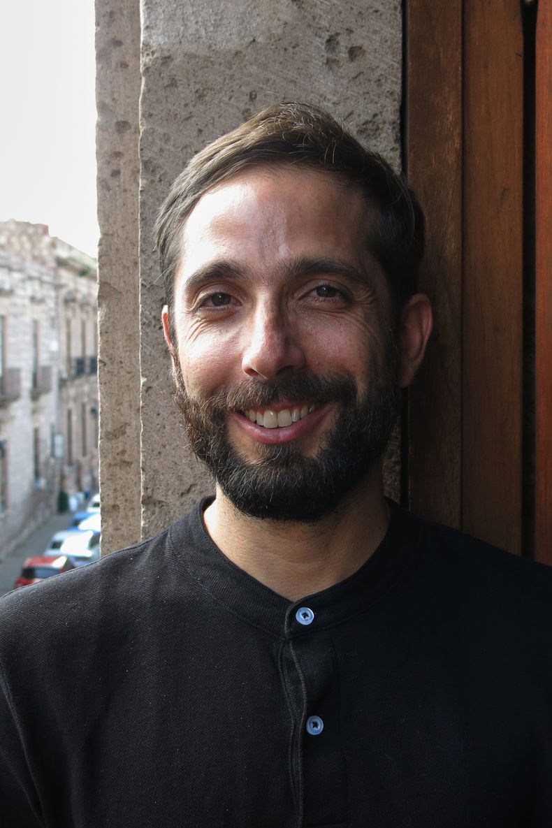 El director Pablo Pérez Lombardini de la película La reserva posa para un retrato en el Festival de Cine de Morelia en México, el miércoles 15 de octubre de 2025. (Foto AP/Berenice Bautista)
