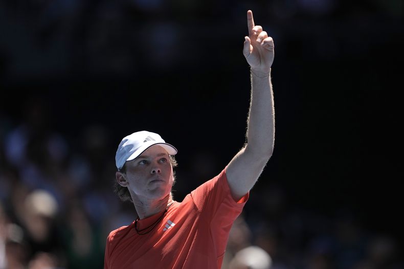 El estadounidense Alex Michelsen festeja durante su partido ante el ruso Karen Khachanov en el Abierto de Australia, el sábado 18 de enero de 2025 (AP Foto/Ng Han Guan)