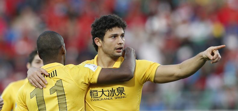 El jugador de Guangzhou Evergrande, Elkeson, derecha, festeja un gol contra Al Ahly en el Mundial de Clubes el s&aacute;bado, 14 de diciembre de 2013, en Agadir, Marruecos. (AP Photo/Matthias Schrader)