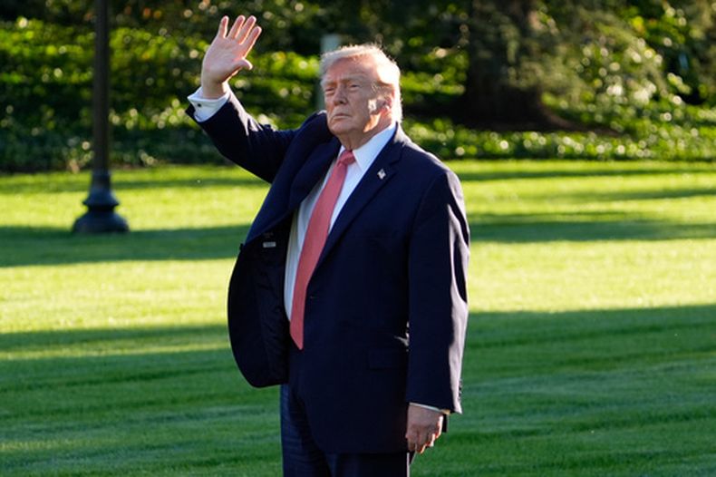 El presidente de Estados Unidos, Donald Trump, saluda mientras camina para partir en el Marine One desde el Jardín Sur de la Casa Blanda, el martes 20 de octubre de 2026, en Washington. (AP Foto/Manuel Balce Ceneta)