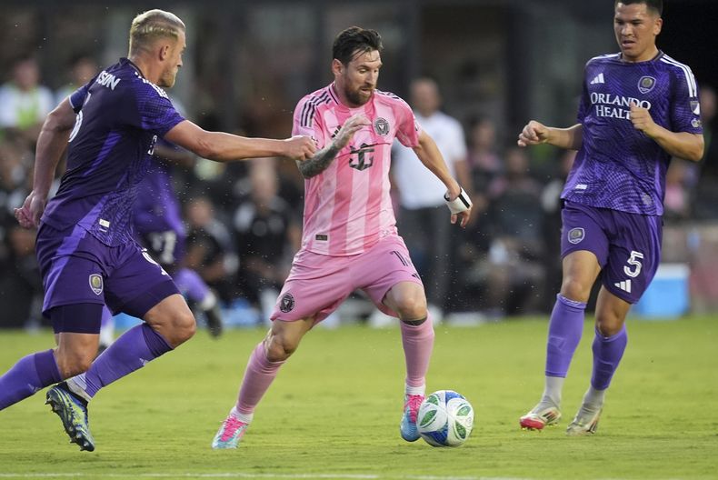 El delantero del Inter Miami Lionel Messi (10) es presionado por el defensa del Orlando City Robin Jansson (6) y el mediocampista César Araujo (5) durante la primera mitad de un partido de fútbol de la MLS, el domingo 18 de mayo de 2025, en Fort Lauderdale, Florida (AP Foto/Rebecca Blackwell)