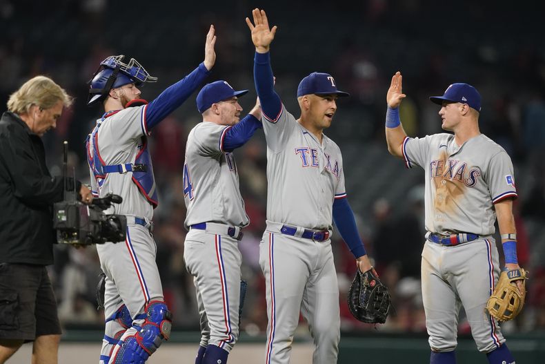 Los Rangers de Texas celebran su victoria ante los Angelinos de Los Ángeles, el lunes 25 de septiembre de 2023, en Anaheim. (AP Foto/Ryan S. Sun)