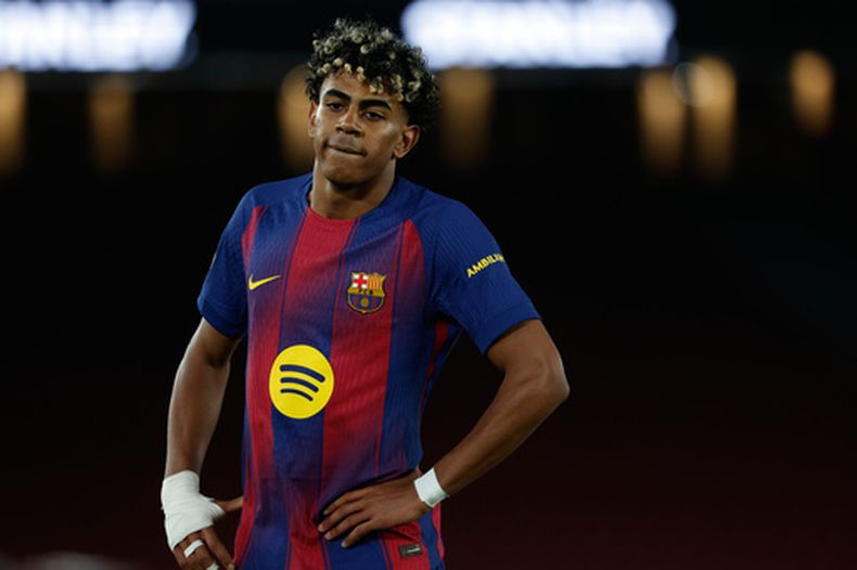 Lamine Yamal del Barcelona reacciona durante la vuelta de la semifinal contra el Atlético de Madrid en la Copa del Rey, el martes 3 de marzo de 2026, en Barcelona. (AP Foto/Joan Monfort)