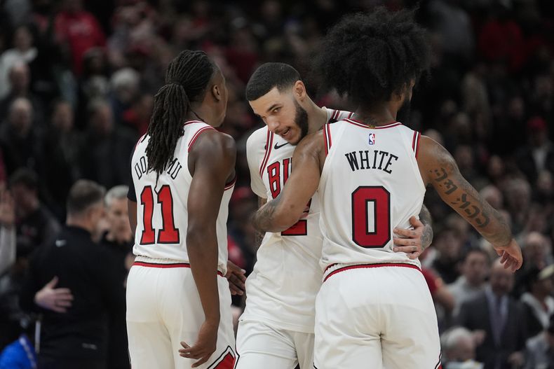 De izquierda a derecha, Ayo Dosunmu, Lonzo Ball y Coby White, de los Bulls de Chicago, festejan la victoria sobre los Raptors de Toronto, el viernes 28 de febrero de 2025 (AP foto/Erin Hooley)