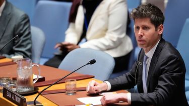 Sam Altman, director general de OpenAI, escucha en una reunión del Consejo de Seguridad de las Naciones Unidas sobre la inteligencia artificial en la 81ra sesión de la Asamblea General del organismo, el miércoles 23 de septiembre de 2026. (AP Foto/Yuki Iwamura)