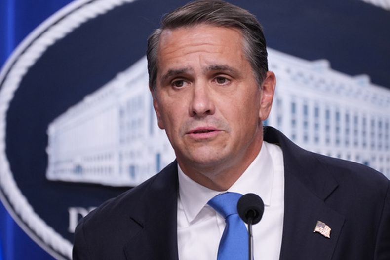 El secretario de Justicia de Estados Unidos, Todd Blanche, habla en una conferencia de prensa en la sede del organismo, el miércoles 30 de septiembre de 2026, en Washington. (AP Foto/Jacquelyn Martin)