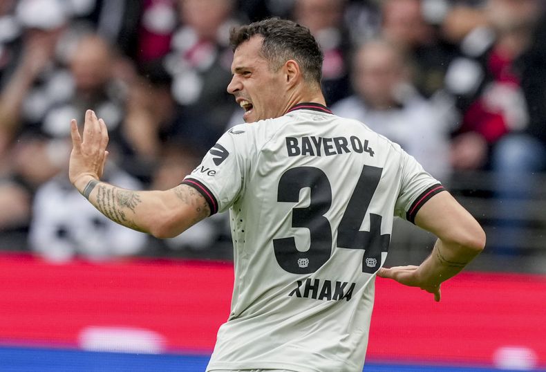 Granit Xhaka del Bayer Leverkusen celebra el gol anotado para su equipo durante el partido de la Liga de Alemania ante el Eintracht Fráncfort, en Fráncfort, Alemania, el domingo 5 de mayo de 2024. (AP Foto/Michael Probst)