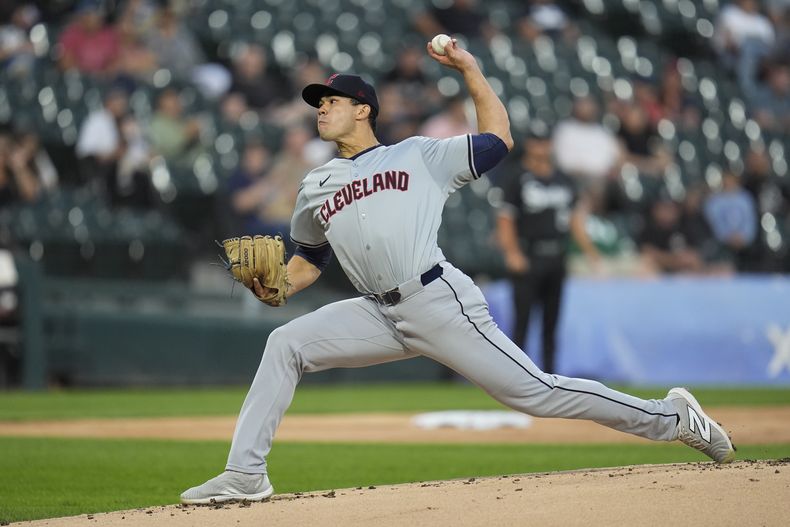 El abridor de los Guardianes de Cleveland Joey Cantillo lanza en la primera entrada ante los Medias Blancas de Chicago el lunes 9 de septiembre del 2024. (AP Foto/Erin Hooley)