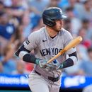 Cody Bellinger de los Yankees de Nueva York conectar un sencillo para remolcar a Austin Wells en el sexto inning del juego contra los Filis de Filadelfia, el sábado 25 de julio de 2026, en Filadelfia. (AP Foto/Chris Szagola)