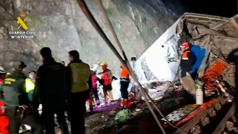 En esta imagen tomada de un video proporcionado por la Guardia Civil, rescatistas en el lugar tras una colisión de trenes de alta velocidad en Adamuz, España, el lunes 19 de enero de 2026. (Guardia Civil via AP)
