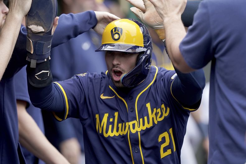 Caleb Durbin de los Cerveceros de Milwaukee celebra en el dugout tras anotar en la octava entrada ante los Piratas de Pittsburgh el domingo 25 de mayo del 2025. (AP Foto/Matt Freed)