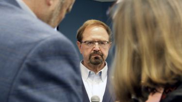 ARCHIVO - El legislador Chuck Edwards en una asamblea pública en Asheville, Carolina del Norte, el 13 de marzo de 2025. (AP Foto/Makiya Seminera, Archivo)