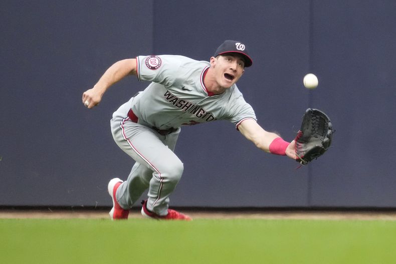 Jacob Young, de los Nacionales de Washington, atrapa un elevado en el juego ante los Cerveceros de Milwaukee, el viernes 12 de julio de 2024 (AP Foto/Kayla Wolf)