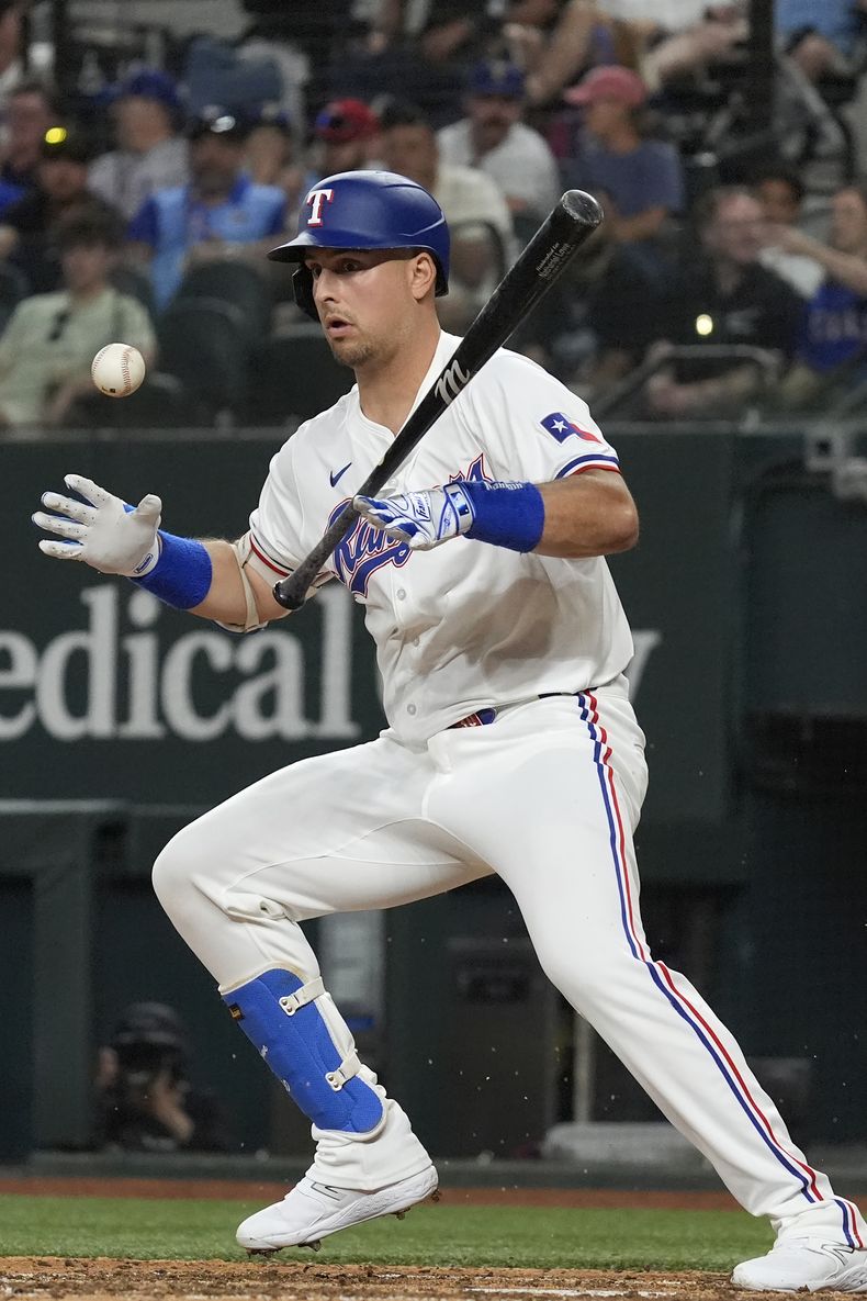 Nathaniel Lowe, de los Rangers de Texas, batea un rodado en el duelo del martes 2 de julio de 2024, ante los Padres de San Diego.