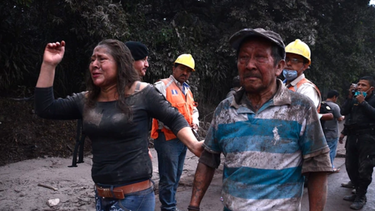 panico, cenizas y muerte:  subio a 62 el numero de muertos por la fuerte erupcion del volcan de fuego en guatemala