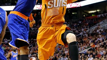 americateve | Goran Dragic (der) se apresta a anotar por los Suns contra los Knicks el 28 de marzo del 2014 en Phoenix. El esloveno fue elegido el jugador que m&aacute;s progresos hizo esta temporada en la NBA.  (AP Photo/Matt York, File)