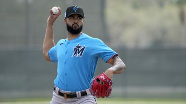 Alcántara recibe trofeo Cy Young sin errores