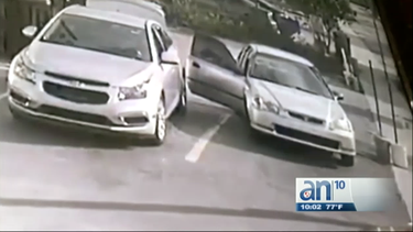 buscan al responsable de vandalizar un vehiculo en la pequena habana