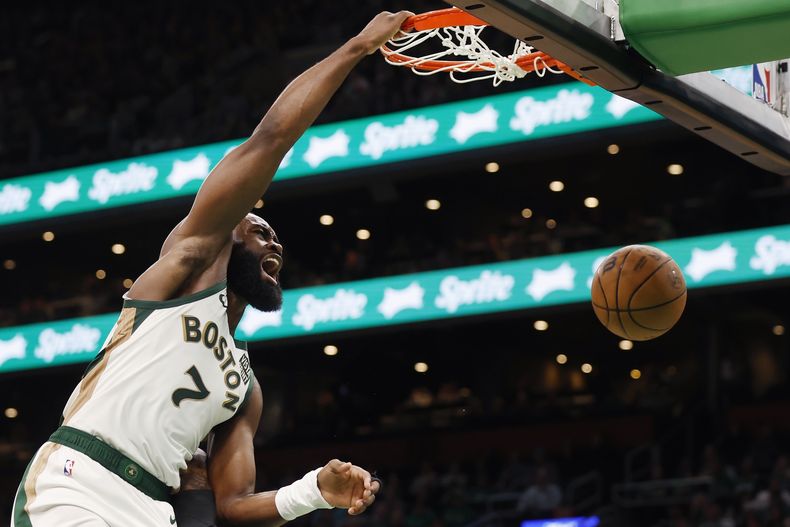 Jaylen Brown, de los Celtics de Boston, realiza una clavada en el duelo del viernes 29 de diciembre de 2023, ante los Raptors de Toronto (AP Foto/Michael Dwyer)