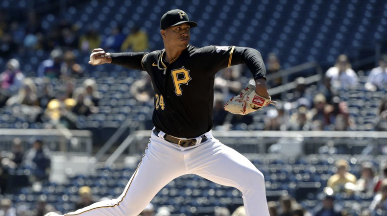 El abridor de los Piratas Johan Oviedo toleró cinco hits — todos sencillos — y recetó cinco ponches en 6 2/3 innings de labor ante los Medias Blancas de Chicago, en el partido celebrado el 9 de abril de 2023 en Pittsburgh. CHARLES LECLAIRE USA TODAY NETWORK