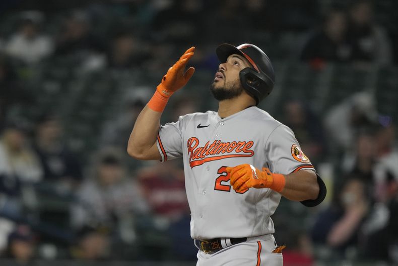 El bateador designado de los Orioles de Baltimore, el venezolano Anthony Santander, celebra su jonrón de dos carreras en la séptima entrada del partido ante los Tigres de Detroit, el jueves 27 de abril de 2023, en Detroit. (AP Foto/Carlos Osorio)