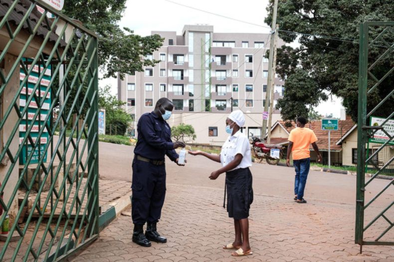 Una mujer se desinfecta las manos frente al Hospital Musulmán Kibuli en Kampala, Uganda, el sábado 16 de mayo de 2026. (Foto AP/ Hajarah Nalwadda)