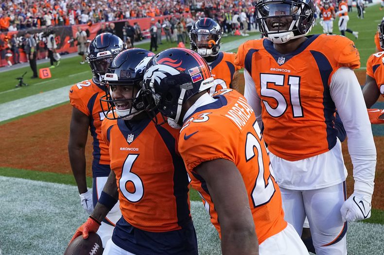 P.J. Locke (6) safety de los Broncos de Denver es felicitado por sus compañeros luego de interceptar un pase ante los Packers de Green Bay en la 2da mitad del juego en Denver. Domingo 22 de octubre de 2023. (AP Foto/Jack Dempsey)