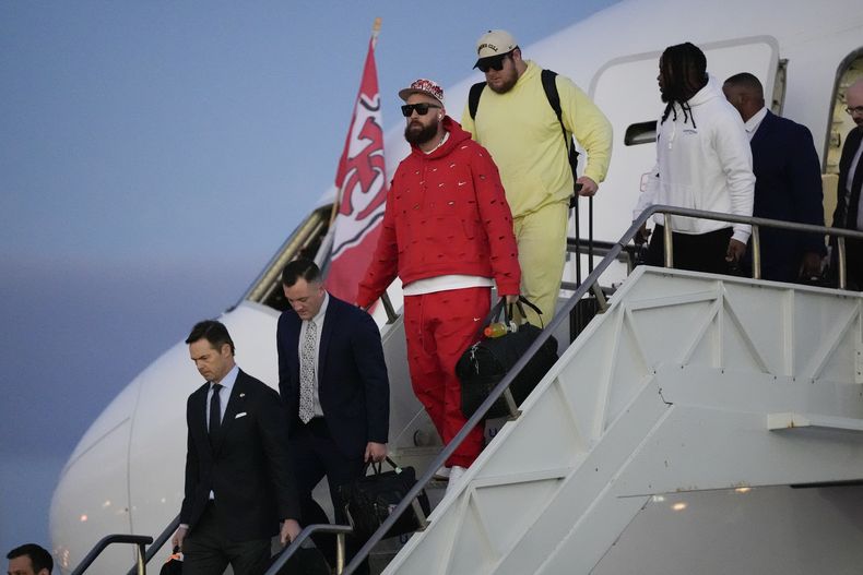 El tight end de los Chiefs de Kansas City Travis Kelce desciende en el avión a su arribo a Las Vegas previo al duelo del Super Bowl 58 ante los 49ers de San Francisco el domingo 4 de febrero del 2024. (AP Foto/David J. Phillip)