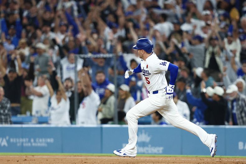 Freddie Freeman, de los Dodgers de Los Ángeles, corre las bases después de pegar un doble productor en la séptima entrada del juego de béisbol de Grandes Ligas ante los Rockies de Colorado, el lunes 25 de mayo de 2026, en Los Ángeles. (AP Foto/Jessie Alcheh)