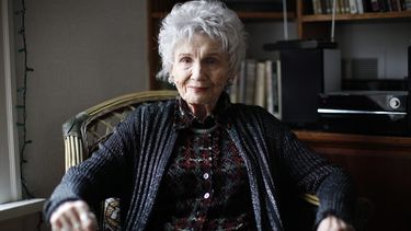 ARCHIVO - La autora canadiense Alice Munro es fotografiada durante una entrevista en Victoria, Canadá el 10 de diciembre de 2013. (Chad Hipolito/The Canadian Press vía AP, archivo)