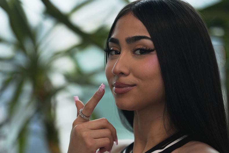 La cantante y compositora chileno-estadounidense Paloma Mami posa para una foto durante una entrevista en la Ciudad de México, el jueves 17 de julio de 2025. (Foto AP/Marco Ugarte)