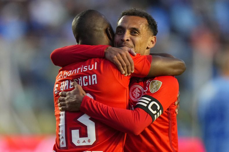 El ecuatoriano Enner Valencia, de Internacional de Brasil, recibe el abrazo de su compañero Alan Patrick tras anotar ante Bolívar el martes 22 de agosto de 2023, en un partido de la Copa Libertadores en La Paz (AP Foto/Juan Karita)